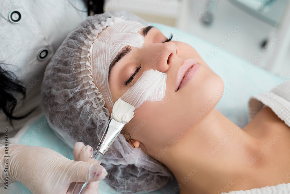 Φωτογραφία Beautiful woman with facial mask at beauty salon.