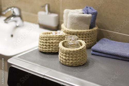 Плетеные шкатулки в ванной комнате