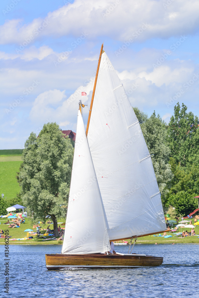 Obraz premium kleine Segeljolle auf einem See