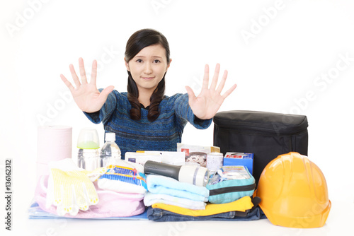 ストップのジェスチャーをする女性