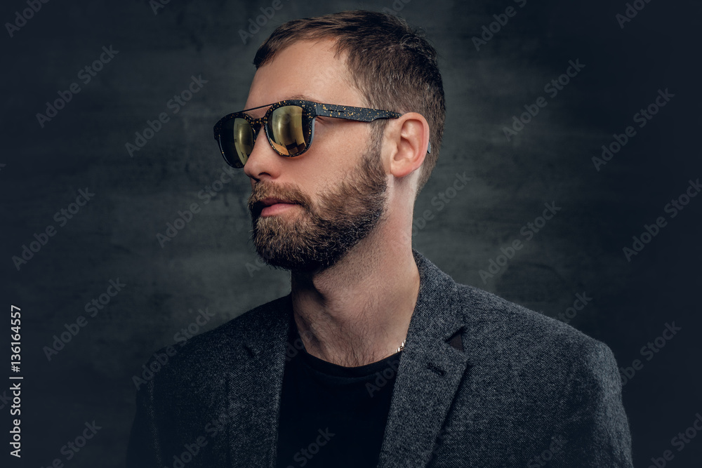 Fototapeta premium Brodaty mężczyzna w okularach przeciwsłonecznych.