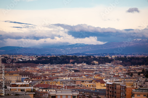 panorama di roma con montagne con neve sullo sfondo