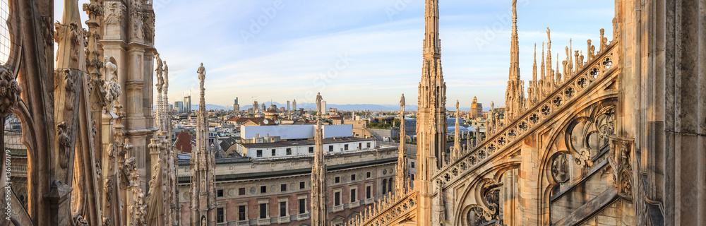 Fototapeta premium Panoramiczny widok na Mediolan z kopuły, Włochy