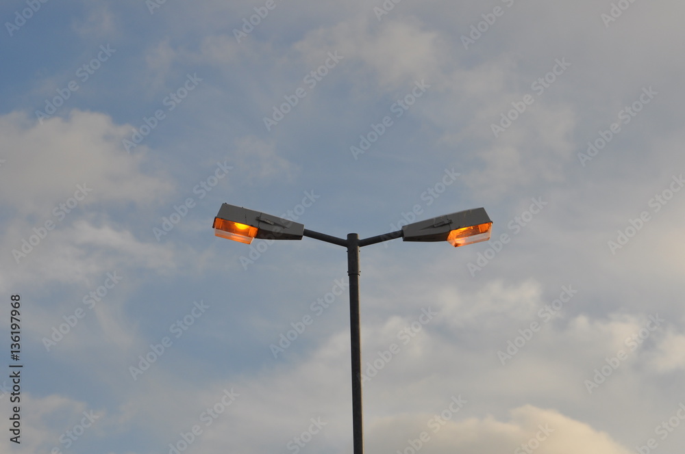 Straßenlaterne leuchtet Straßenlaterne leuchtet