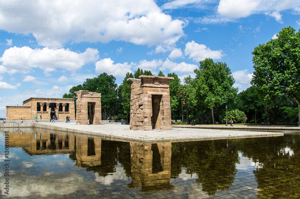 Obraz premium reflections at debod temple in madrid, Spain