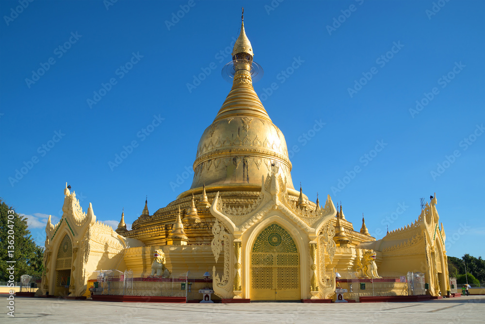 Fototapeta premium Buddhist temple Maha Wizaya Pagoda. Yangon, Myanmar