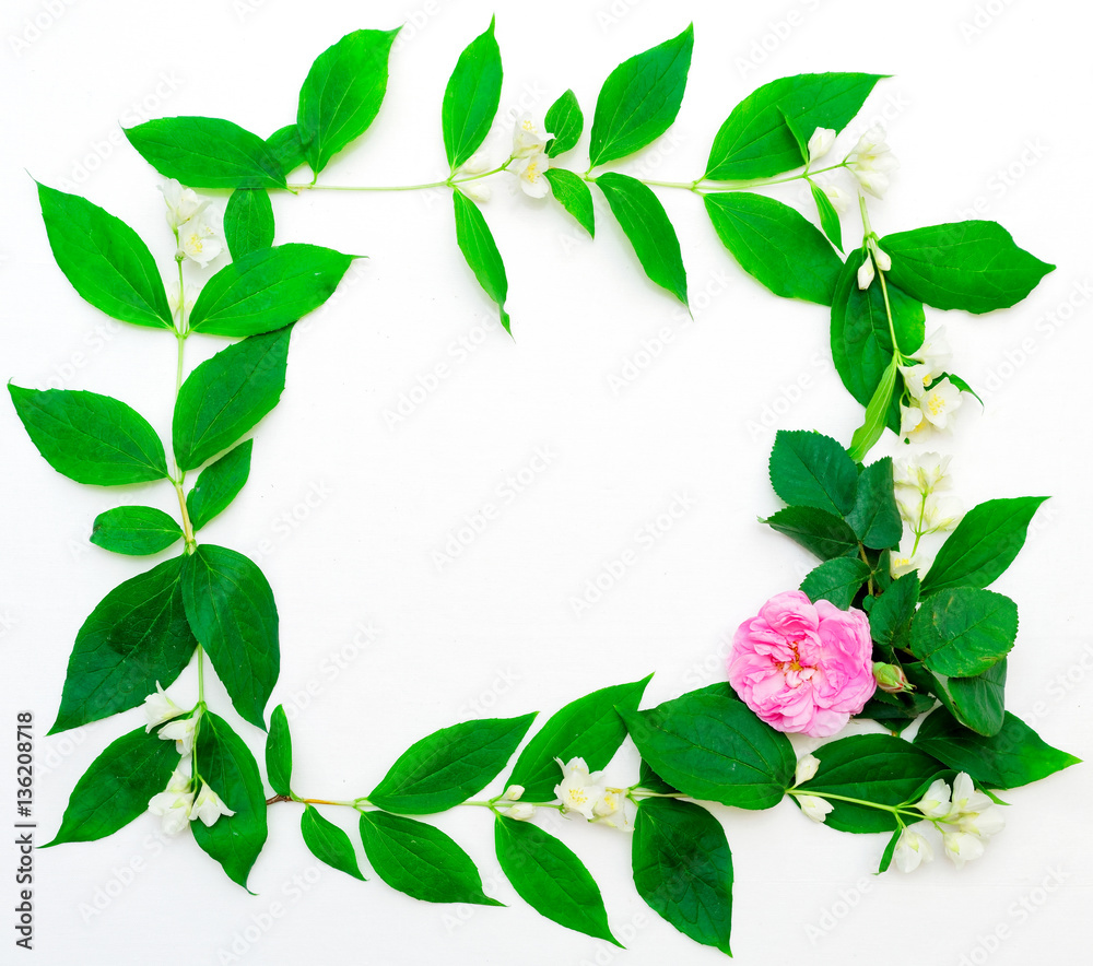Naklejka premium Wreath of pink tea rose and jasmine flowers and leaves