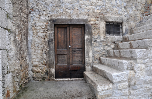 Fototapeta Naklejka Na Ścianę i Meble -  Old wooden door of an ancient building
