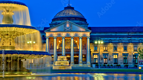 Wiesbaden, Kurhaus am Abend.