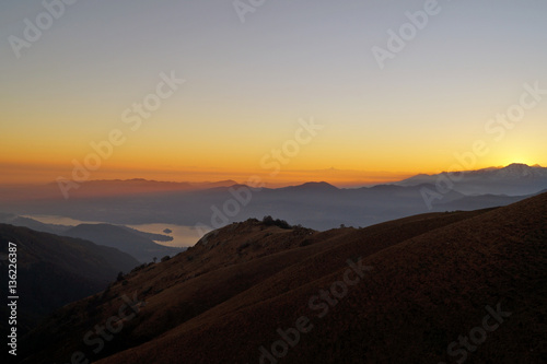 Panorama al tramonto con vista aerea lago d'Orta e Monte Rosa Italia