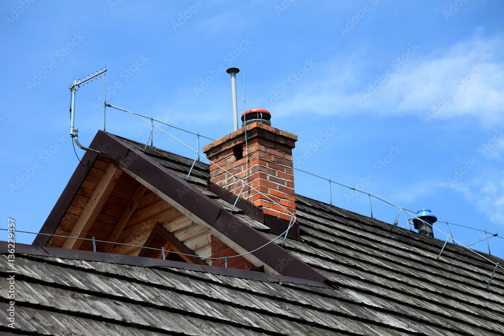 Fototapeta premium Antena na drewnianym dachu domku jednorodzinnego.