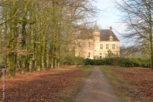 kasteel met oprijlaan bij Vorden gemeente bronckhorst in winterzonnetje