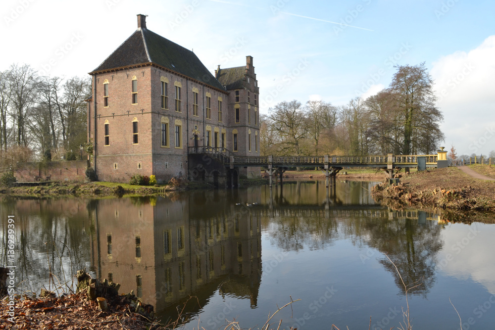 kasteel met gracht en ophaalbrug bij Vorden gemeente Bronckhorst onder een winterzonnetje