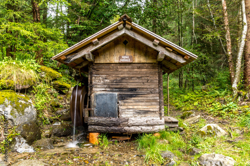 Kleine Wassermühle mit Antriebsrad im Wald © zauberblicke