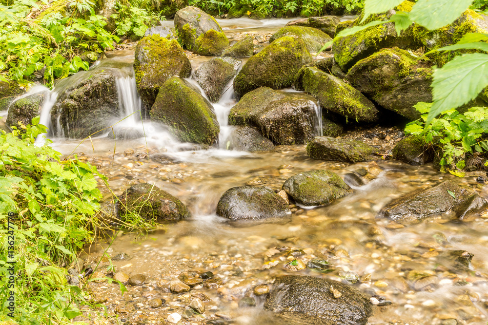 Natürliche Kaskaden am Bachbett inmitten steiniger Landschaft Natürliche Kaskaden am Bachbett inmitten steiniger Landschaft