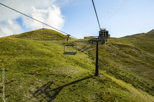 Impianto di risalita in montagna durante la stagione primavera estate photo