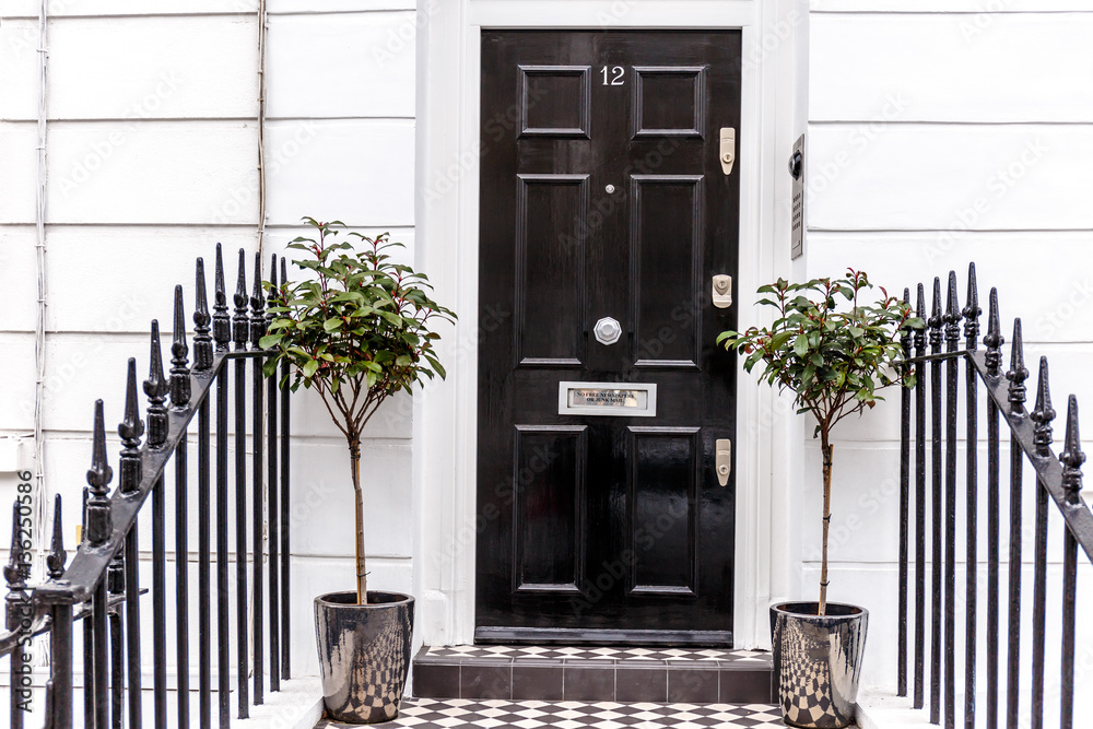 Fototapeta premium Door entrance in rich area of Chiswick