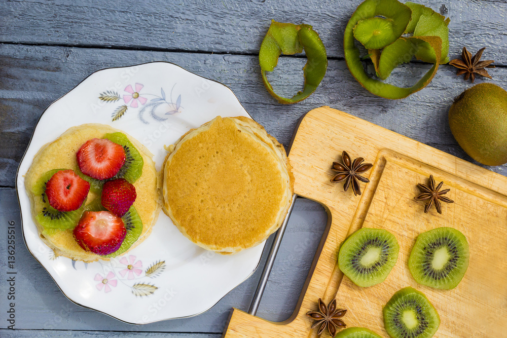 Kiwi fruit cut in slices on wooden cutting board Kiwi fruit cut in slices on wooden cutting board