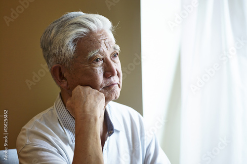 Fotografie portrait of a lonely and sad asian senior man