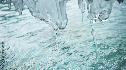 stalactites dans une fontaine gel  e