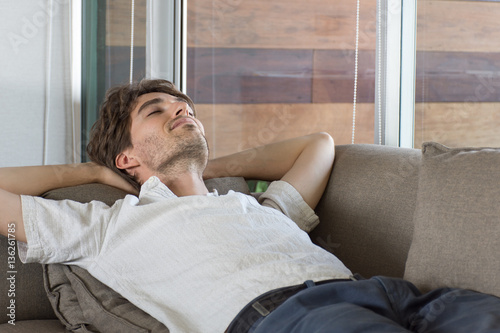 Sieste sur un canapé