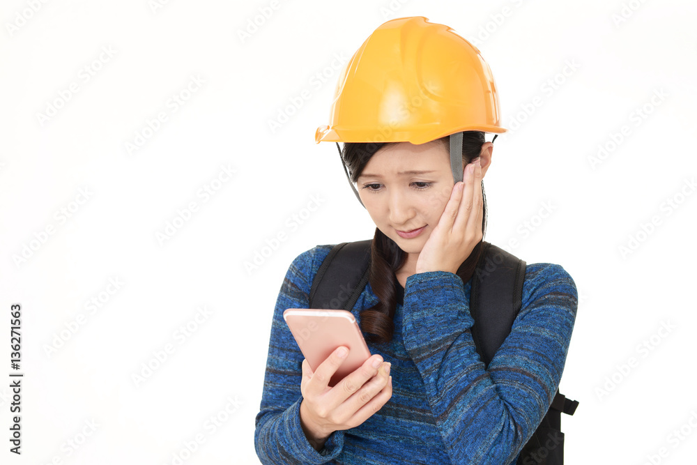 不安そうな表情の女性