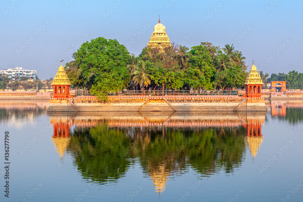 Fototapeta premium Mariamman Teppakkulam tank with Meenakshi Temple, float festival