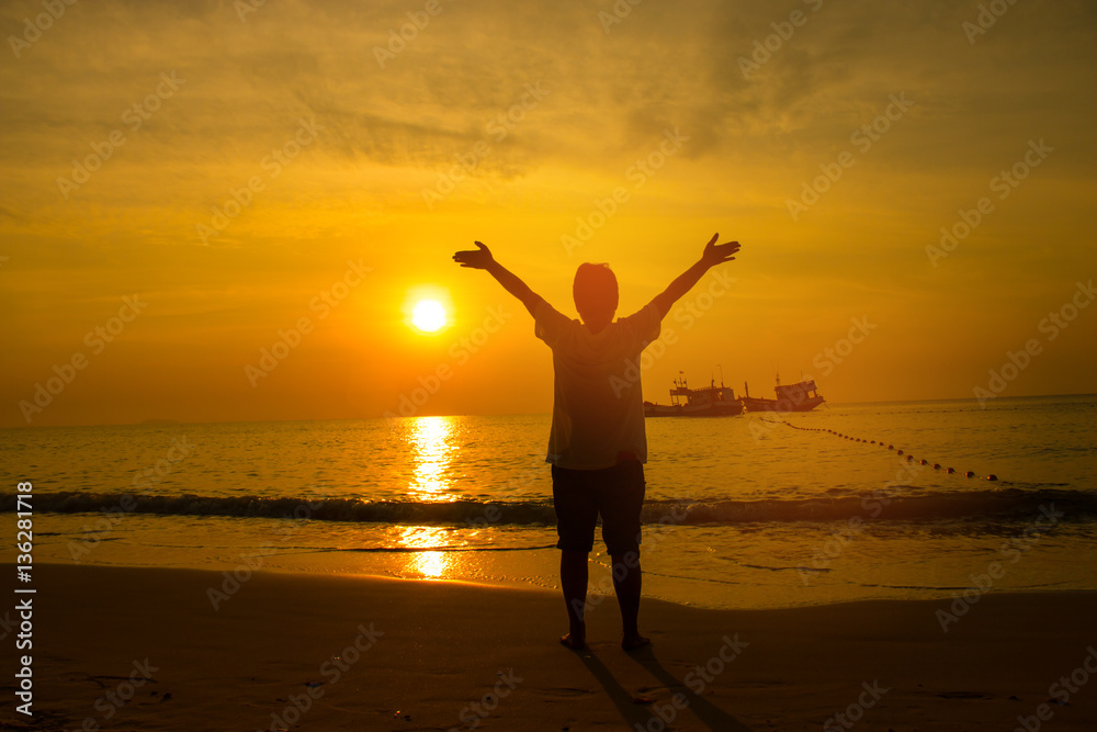 Silhouette smart woman walking on beach at sunrise, Vacation con