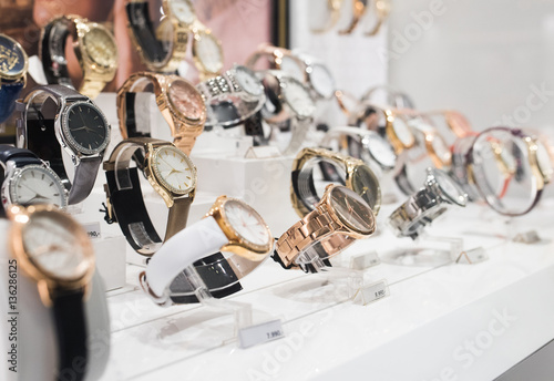 Zegarki w luksusowym sklepie