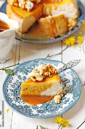 Cheesecake with caramel and popcorn