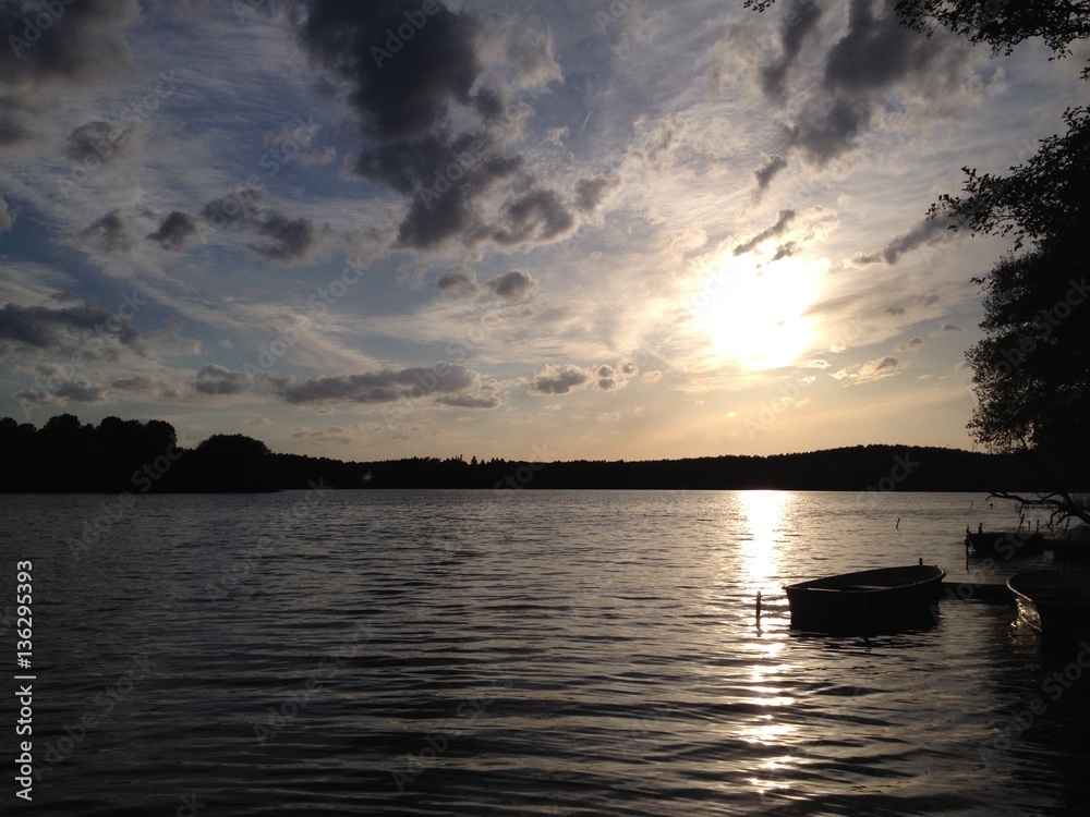 Jolle, Abend, See. Heide, Himmel, Kiefern entschleunigen m Sommer Jolle, Abend, See. Heide, Himmel, Kiefern entschleunigen m Sommer