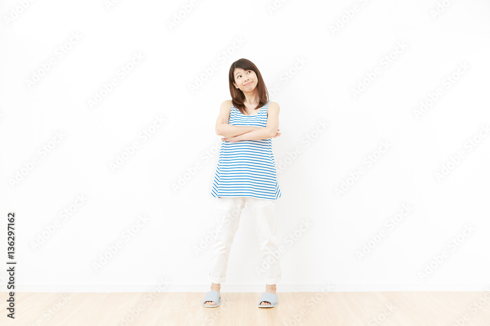 女性 考える 女性 考える