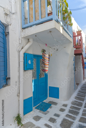 Fototapeta Naklejka Na Ścianę i Meble -  Traditional white houses at the narrow streets of Mykonos, Cycla