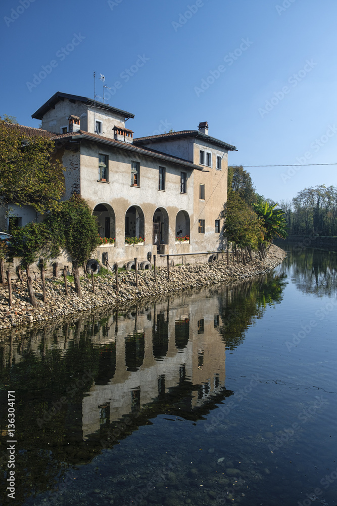 House along Naviglio Grande (Milan)