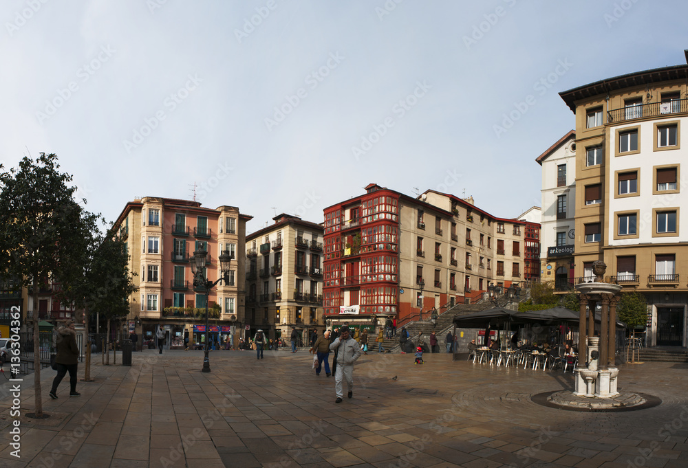 Paesi Baschi: vista dei palazzi di Piazza Unamuno, al centro del Casco Viejo, la città vecchia di Bilbao