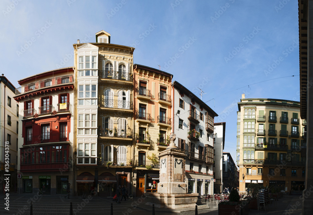 Obraz premium Paesi Baschi, 25/01/2017: i palazzi colorati di Plaza de Santiago, Piazza Santiago, al centro del Casco Viejo, il quartiere più antico e il nucleo originario di Bilbao