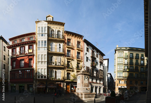 Paesi Baschi, 25/01/2017: i palazzi colorati di Plaza de Santiago, Piazza Santiago, al centro del Casco Viejo, il quartiere più antico e il nucleo originario di Bilbao © Naeblys