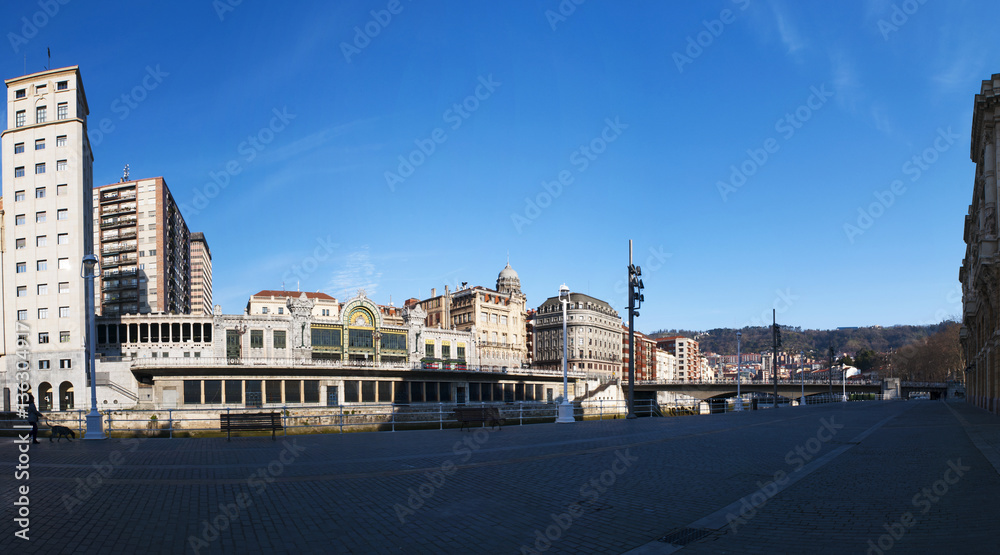 Paesi Baschi, Spagna, 26/01/2017: lo skyline di Bilbao con la stazione di Bilbao Concordia, nota anche come stazione di Bilbao Santander e costruita in stile modernista liberty