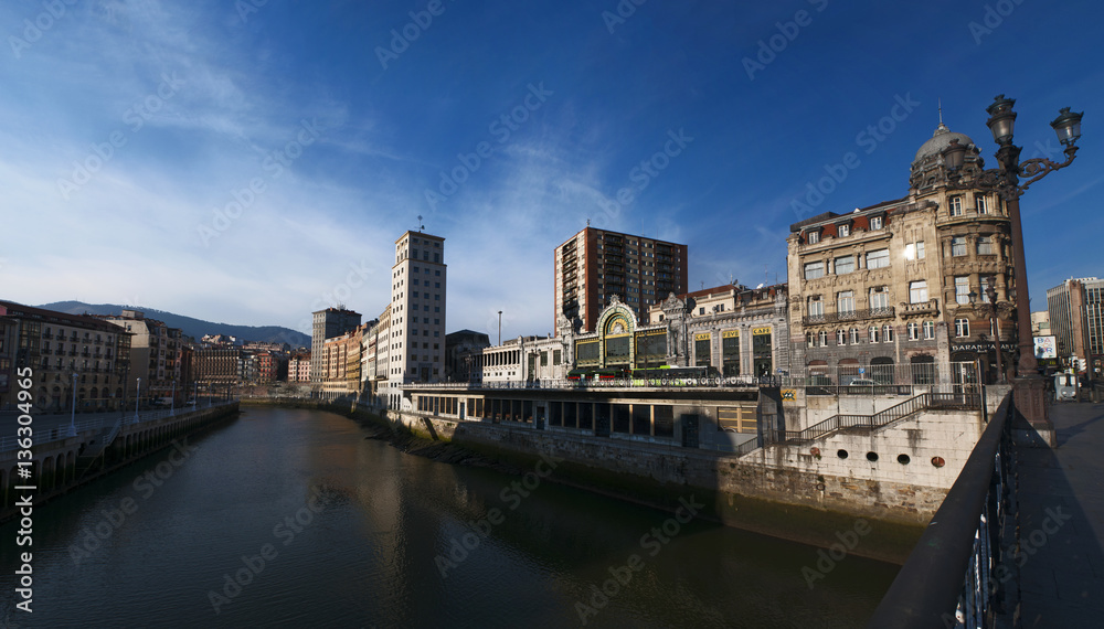 Paesi Baschi, Spagna, 26/01/2017: il fiume Nervion e lo skyline di Bilbao con la stazione di Bilbao Concordia, nota anche come stazione di Bilbao Santander e costruita in stile modernista liberty