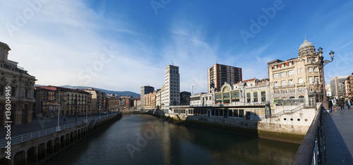 Paesi Baschi, Spagna, 26/01/2017: il fiume Nervion e lo skyline di Bilbao con la stazione di Bilbao Concordia, nota anche come stazione di Bilbao Santander e costruita in stile modernista liberty