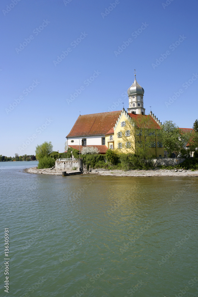 Blick auf die Kirche von Wasserburg am Bodensee, Schwaben, Deutschland, Europa Blick auf die Kirche von Wasserburg am Bodensee, Schwaben, Deutschland, Europa