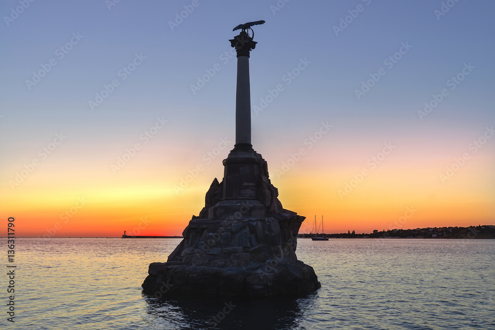 Закат на фоне памятника затопленным кораблям в Севастополе