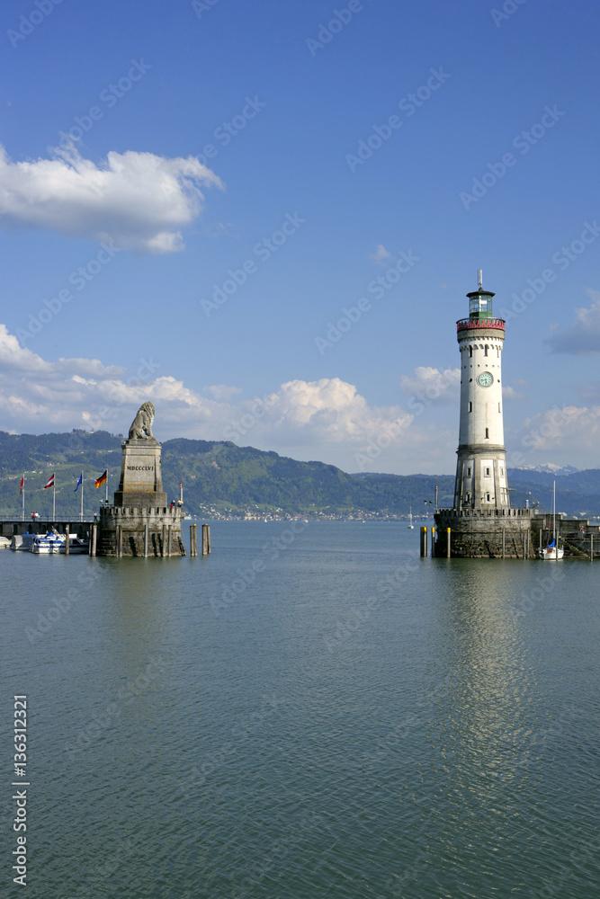 Die Hafeneinfahrt in Lindau am Bodensee, Bayern, Deutschland, Europa