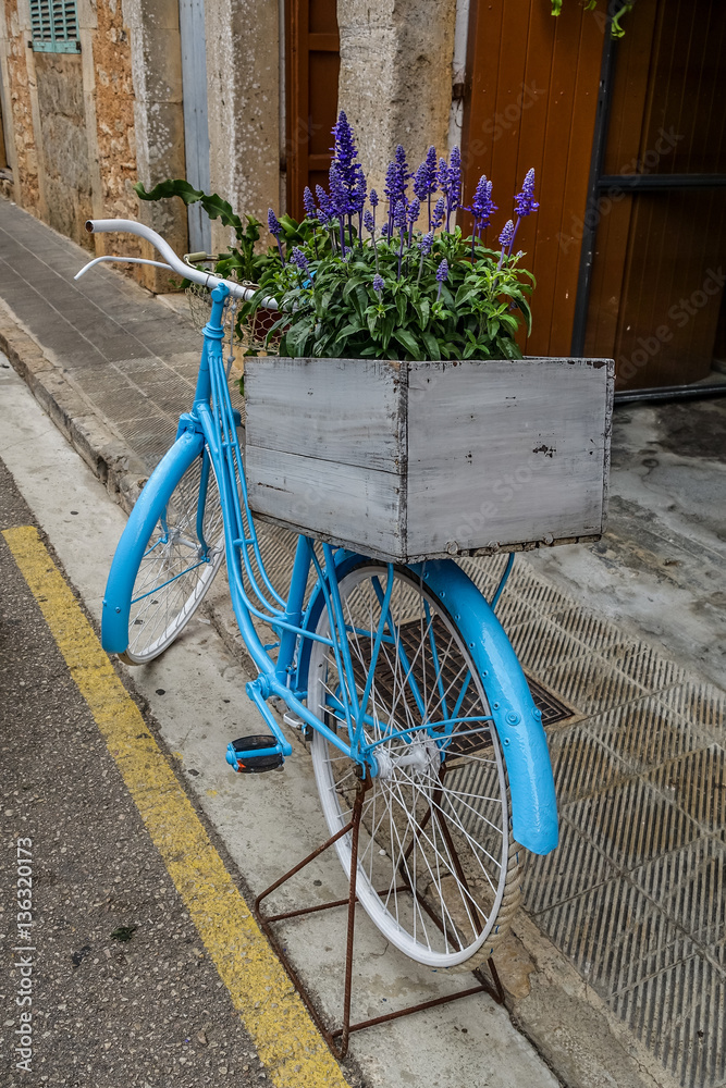 Blaues Fahrrad mit Lavendel