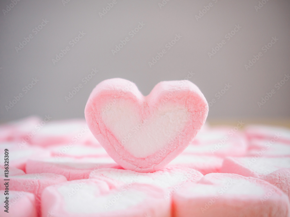 Fototapeta premium pink heart shape marshmallow for valentines background