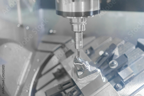 High precision CNC machining center 5 axis working, operator mac