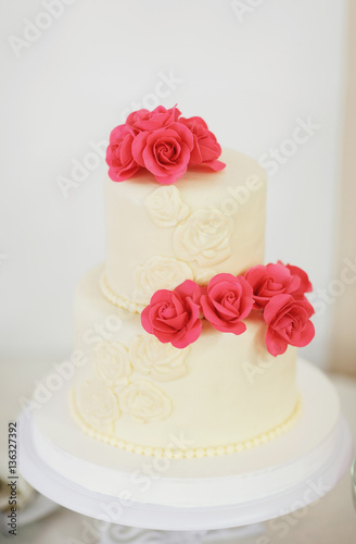 newlyweds wedding cake with pink and white roses