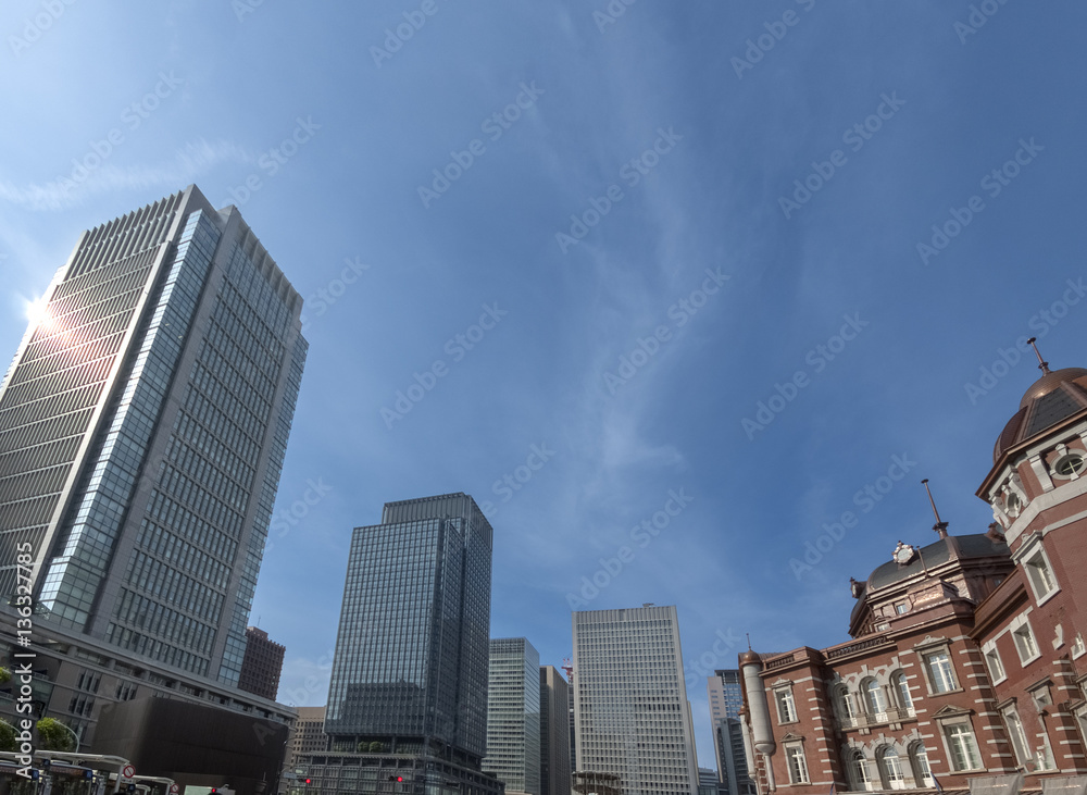 東京駅と丸の内のビル群