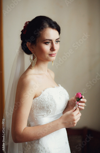 charming bride hold in hand bonbonniere for the groom