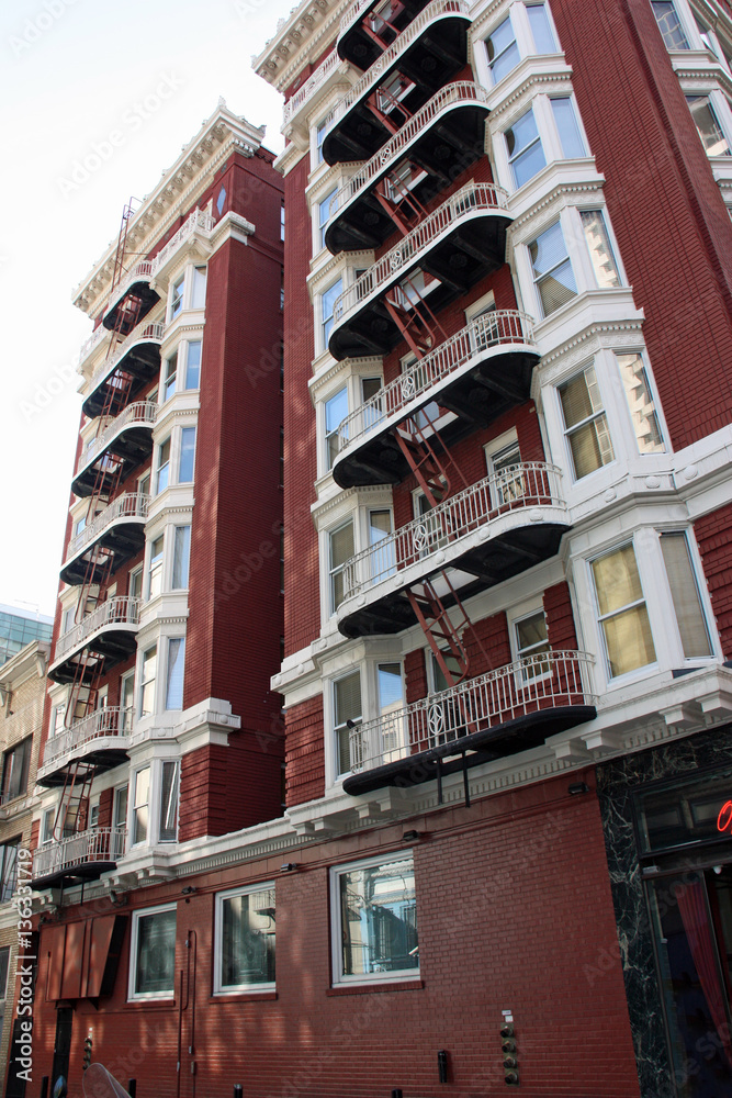 Obraz premium Immeubles en brique rouge à San Francisco, USA